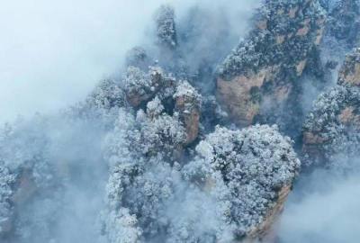 張家界再迎春雪，千峰沐雪如仙境