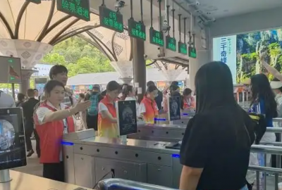 2025年火爆“五一”假期，張家界口岸出入境旅客超9100人次